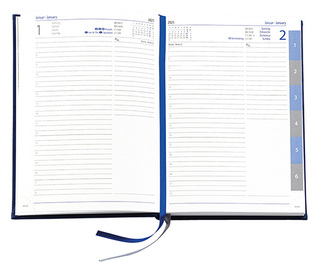 Buchkalender "Daily Chefkalender Register INT" im Format 14,5 x 20,5 cm, Kalendarium 4-sprachig D/F/I/GB Grau/Blau mit 2 Lesebändern und Registerstanzung, 416 Seiten Fadenheftung, Eckenperforation, Einband Fashion rot